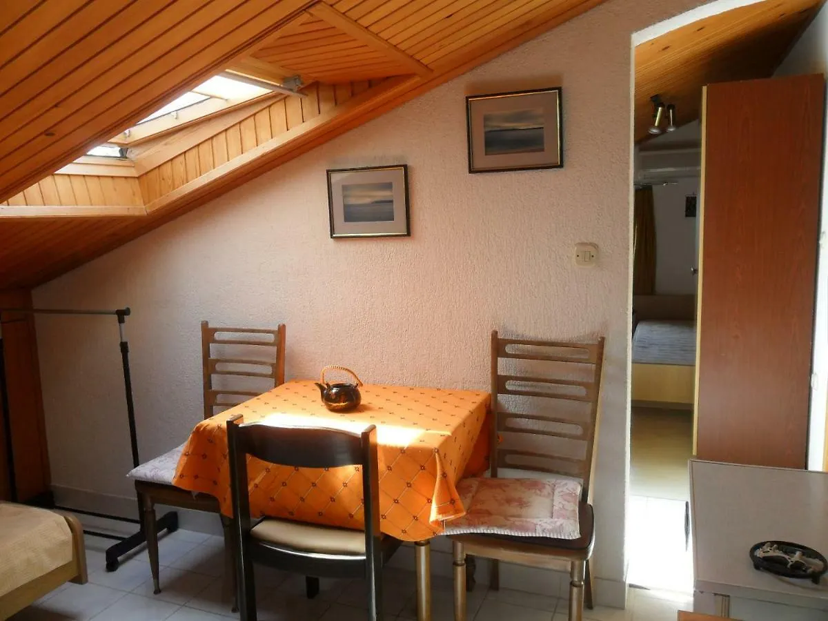 Apartments Simpa Njivice 0*,